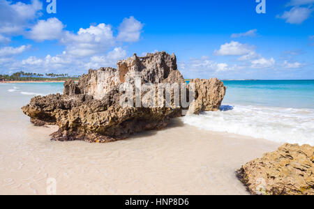 Küstenfelsen. Macao Beach, Landschaft der Insel Hispaniola Dominikanische Republik Stockfoto