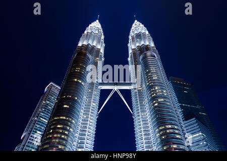 Petronas Twin Towers bei Nacht, Kuala Lumpur, Malaysia Stockfoto