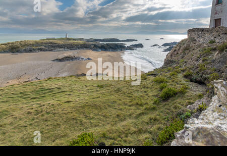 Turm zu Turm. Blick auf Twr Bach Leuchtturm vom Twr Mawr Leuchtturm auf Llanddwyn Island, Anglesey Stockfoto