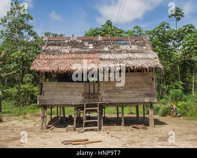 Santa Rita, Peru - 6. Mai 2016: Kleines Dorf in den Amazonas-Dschungel. Stockfoto