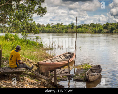 Santa Rita, Peru - 9. Mai 2016: Traditionelle, indische Boote am Ufer des Flusses Stockfoto