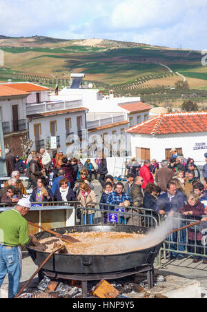 Ardales, Provinz Malaga, Andalusien, Spanien. Die jährliche Dia De La Matanza oder Festival der Schlachtung. Zu diesem Tag Frauen und Männer aus dem Dorf Erholungsorte Stockfoto