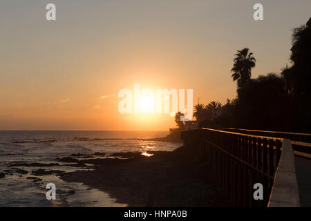 La Cala de Mijas, Mijas Costa del Sol, Malaga, Andalusien, Spanien. Blick entlang der Holzsteg bei Sonnenuntergang. Stockfoto