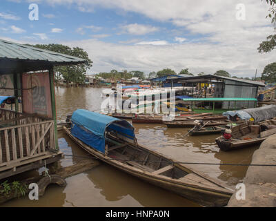 Santa Rosa, Peru - 11. Mai 2016: Traditionelle, indische Boote am Ufer des Flusses Stockfoto