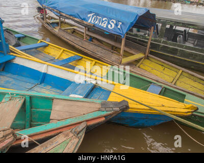 Santa Rosa, Peru - 11. Mai 2016: Traditionelle, indische Boote am Ufer des Flusses Stockfoto