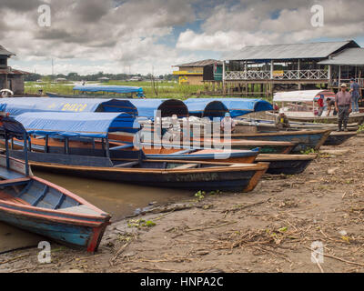 Santa Rosa, Peru - 11. Mai 2016: Traditionelle, indische Boote am Ufer des Flusses Stockfoto