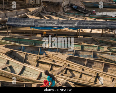 Amazonas, Peru - 13. Mai 2016: Traditionelle, indische Boote am Ufer des Flusses Stockfoto