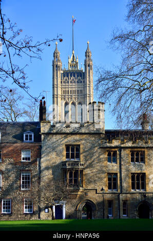 London, England, Vereinigtes Königreich. Houses of Parliament (Victoria Tower) und Westminster School von Deans Hof gesehen Stockfoto