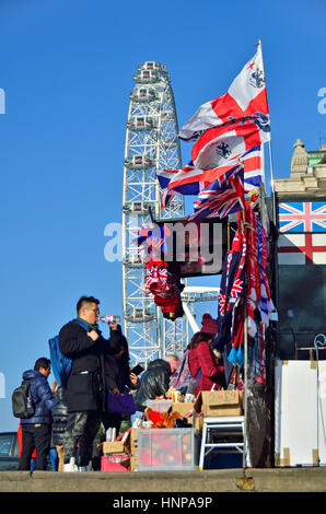 London, England, Vereinigtes Königreich. Souvenir-Stand an der Westminster Bridge - London Eye hinter Stockfoto