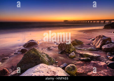 Strand von einem ehemaligen Pier, Mole bei Sonnenuntergang, Atlantik, Swakopmund, Erongo Region, Namibia Stockfoto