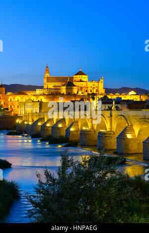 Römische Brücke Puente Romano über den Rio Guadalquivir, hinten Mezquita-Kathedrale, Provinz Córdoba, Andalusien, Spanien Stockfoto