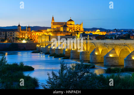 Römische Brücke Puente Romano über den Rio Guadalquivir, hinten Mezquita-Kathedrale, Provinz Córdoba, Andalusien, Spanien Stockfoto