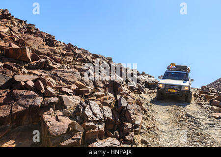 Off-Road-Fahrzeug in Scheidung Pass, Damaraland, Kunene Region, Namibia Stockfoto