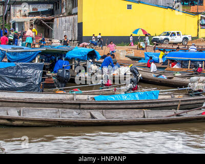 Tabatinga, Brasilien - 5. Mai 2016: A riesige Traffic von verschiedenen Arten von Booten im Hafen von Amazon river Stockfoto