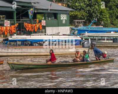 Tabatinga, Brasilien - 5. Mai 2016: A riesige Traffic von verschiedenen Arten von Booten im Hafen von Amazon river Stockfoto