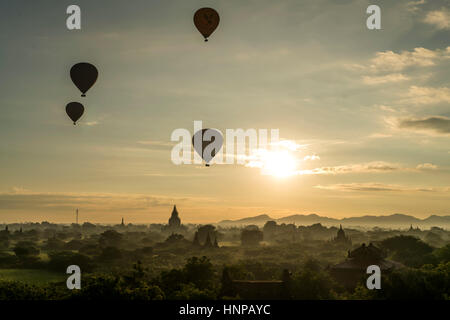 Heißluftballons bei Sonnenaufgang über Tempel und Pagoden, Bagan, Mandalay, Myanmar Stockfoto