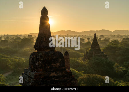 Sonnenaufgang über den Tempel und Pagoden in der Ebene von Bagan, Myanmar Stockfoto