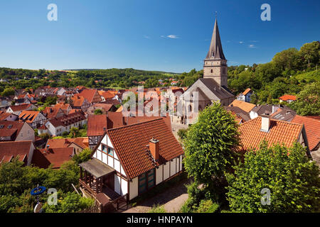 Blick auf die mittelalterliche Stadt mit der Altstadt-Kirche, Warburg, Kreis Höxter, Westfalen-Lippe, Nordrhein-Westfalen Stockfoto