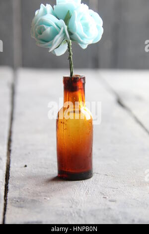 Blumen in einer Flasche Stockfoto