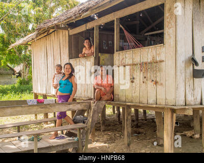 Santa Rita, Peru - 6. Mai 2016: Kleines Dorf in den Amazonas-Dschungel. Stockfoto