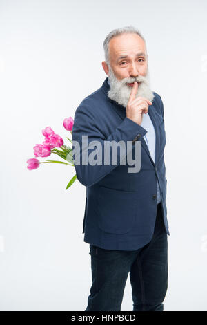 Ältere Mann mit Tulpen Stockfoto