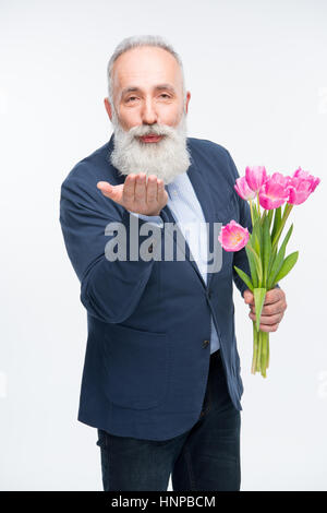 Ältere Mann mit Tulpen Stockfoto