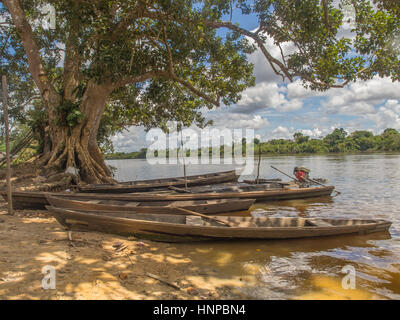 Santa Rita, Peru - 9. Mai 2016: Traditionelle, indische Boote am Ufer des Flusses Stockfoto