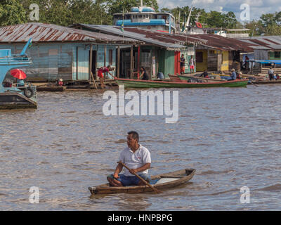 Tabatinga, Brasilien - 5. Mai 2016: A riesige Traffic von verschiedenen Arten von Booten im Hafen von Amazon river Stockfoto