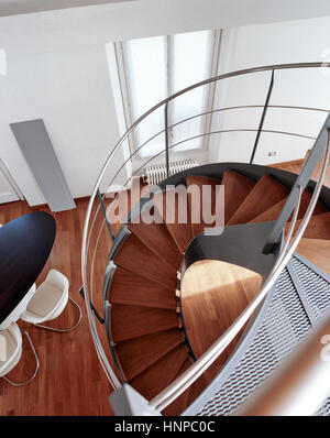 Vordergrund die Treppe in das moderne Wohnzimmer Stockfoto