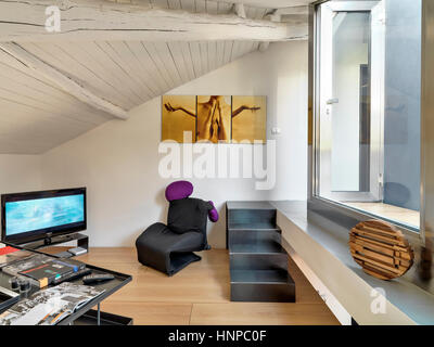 Innenansicht der moderne Wohnzimmer im Dachgeschoss mit Holzboden und Holzdecke Stockfoto