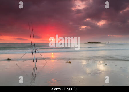 Meer Angeln auf Borth Strand in West Wales bei Sonnenuntergang Stockfoto