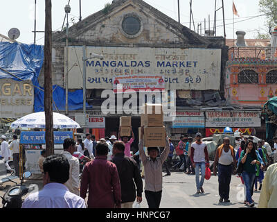 Träger, die Transport von Gütern von Mangaldas Markt in Mumbai, Indien Stockfoto