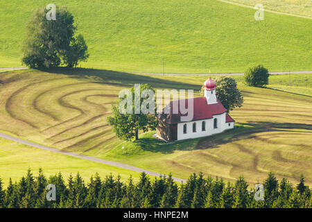 Schöne Kapelle im schönen ländlichen Landschaft. Weide Landschaft mit Wiesen und Bäumen. Stockfoto