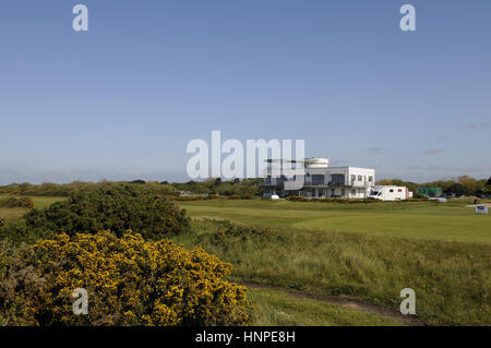 Blick vom 1. Abschlag zurück über Ginster-Büsche, 18. Fairway und The Clubhouse, Hayling Golf Club, Hayling, Hampshire, England Stockfoto
