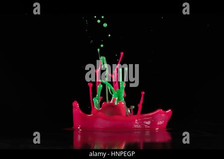 Abstrakte Skulpturen von bunten Farbtupfern Farbe. Tanzen Sie Flüssigkeit auf einem schwarzen Hintergrund. Tintenklecks Wasser. Farbe Explosion. Stockfoto