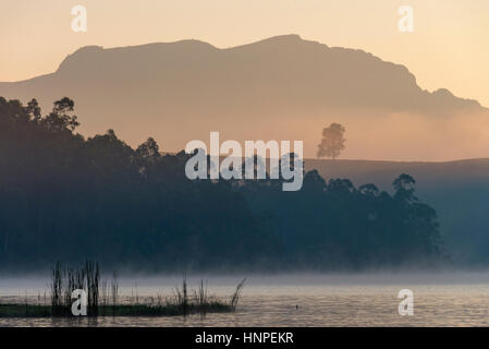Ein Boot Kajaks auf einem Damm in Simbabwes Eastern Highlands. Stockfoto