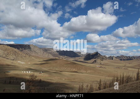 Hügelige Landschaft und bewölktem Himmel in Gorkhi Tärelsch Nationalpark, Mongolei Stockfoto