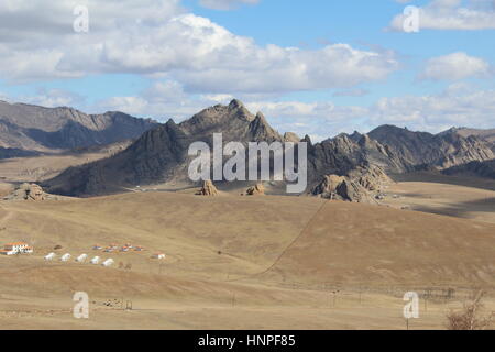 Berge im Nationalpark Gorkhi Tärelsch, Mongolei mit Wolken im Hintergrund Stockfoto