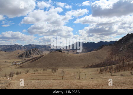 Landschaft im Nationalpark Gorkhi Tärelsch mit bewölktem Himmel im Hintergrund Stockfoto