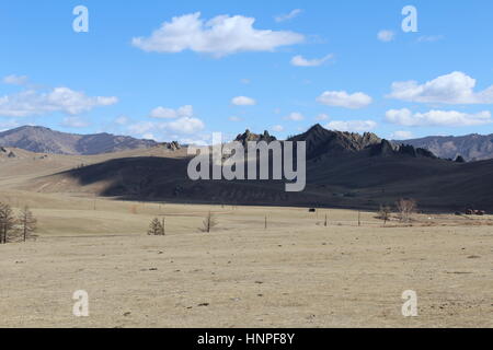 Wolken, die Schatten in hügelige Landschaft im Nationalpark Gorkhi Tärelsch Stockfoto