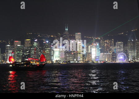 Symphonie der Lichter-Show am Abend in Hong Kong. Zeigt die Skyline von Hong Kong Island betrachtet von Kowloon Harbourfront. Stockfoto