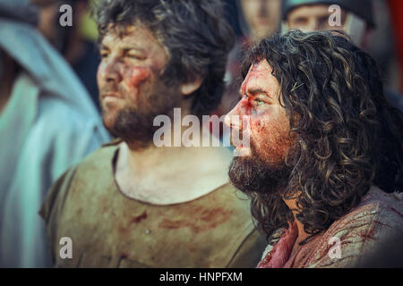 Mann schildert Jesus Christus mit verwundeten blutende Gesicht während die Nachstellung von den Weg des Elends auf gut Freitag, 3. Mai 2013 in Bukarest, Rumänien. Stockfoto