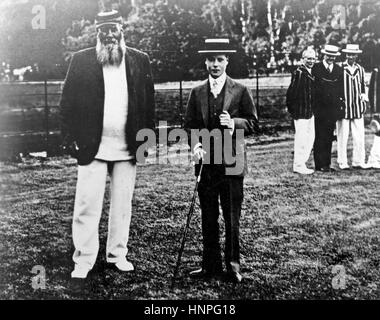 EDWARD VIII als Prince Of Wales mit Cricketspieler W.G. Grace in Cumberland Lodge, Windsor Great Park im Jahre 1911 Stockfoto