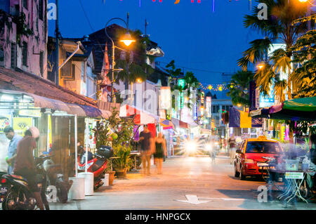 Straßenszene in der Nacht mit indischen Geschäften und Stall, Lebuh Pasar, Little India, Georgetown, Penang, Malaysia Stockfoto