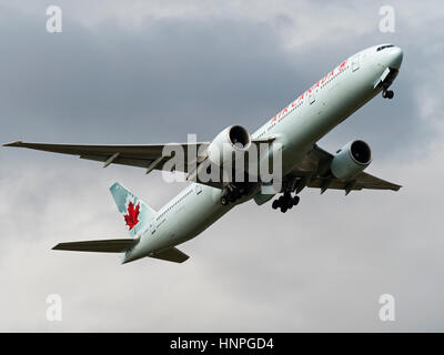 Ein Air Canada Boeing 777-300ER (C-FNNU) Widebody-Jet Flugzeug in der Luft nach dem Start vom internationalen Flughafen Vancouver, Kanada Stockfoto