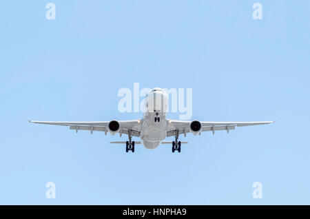 Vollständig weiße Flugzeug Airbus A330 der Fluggesellschaft Iberia, landet. Spanische Unternehmen. Blauer Himmel. Sonniger Tag. Stockfoto