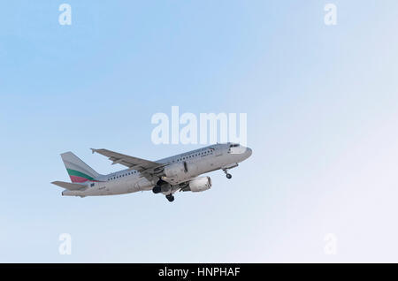 Flugzeug Airbus A319 der Fluggesellschaft Bulgaria Air, nimmt vom Flughafen bei Sonnenuntergang. Stockfoto
