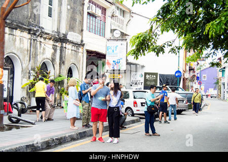 Touristen in der Lebuh Armenisch, Georgetown, Penang, Malaysia Stockfoto