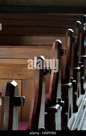 Bänke in St. Michael und alle Engel Kirche, Guiting Power, Gloucestershire, England, Vereinigtes Königreich Stockfoto