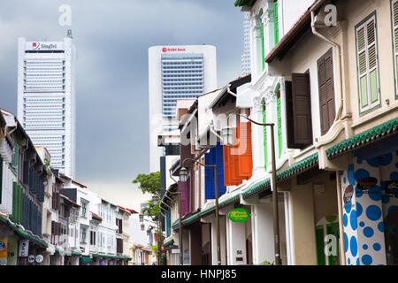 Singapur - 11. Juli 2013: Tagsüber Blick auf die historischen Gebäude in Chinatown Bezirk von Singapur mit modernen Wolkenkratzern im Hintergrund. Stockfoto